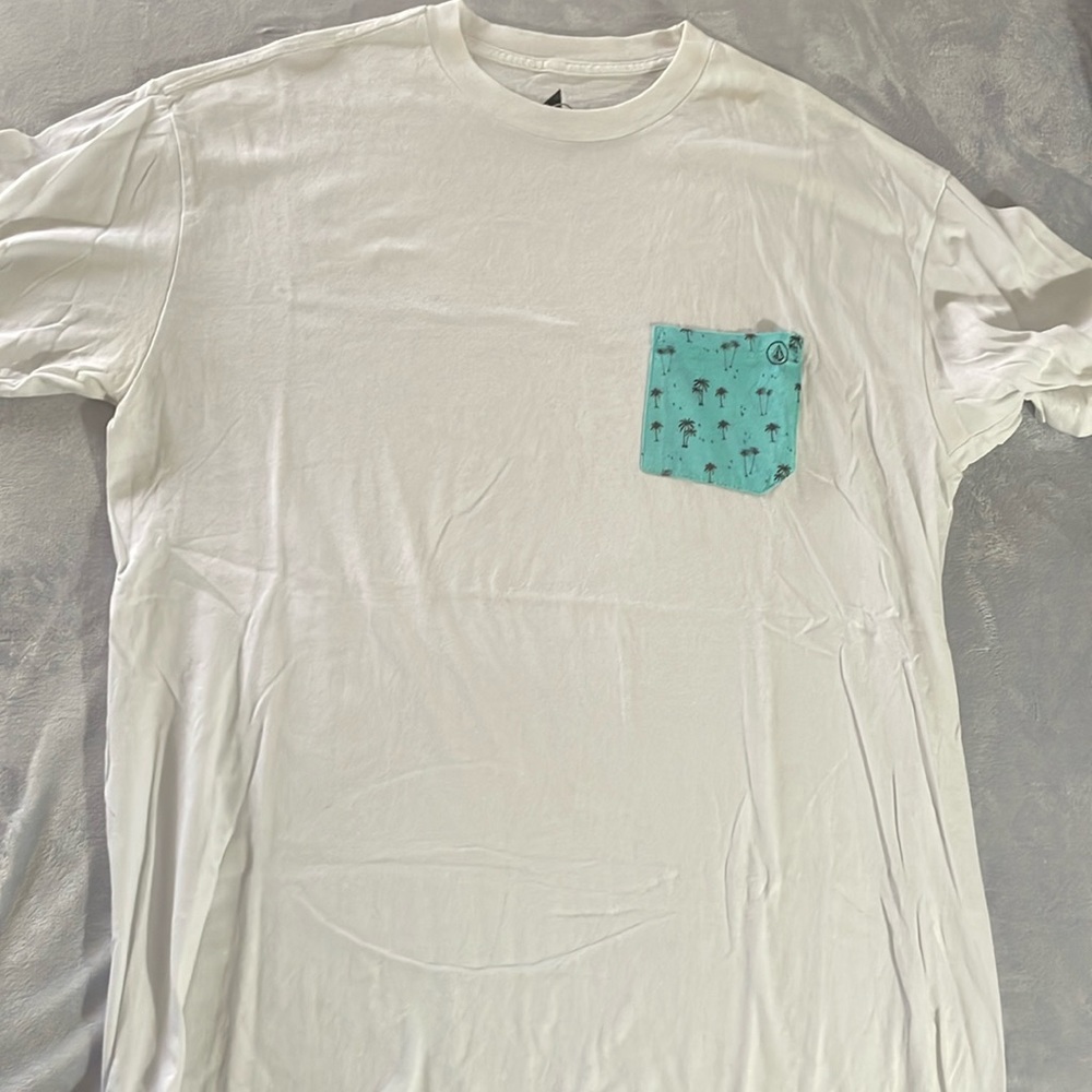 Volcom pocket t shirt size xl white with teal pocket  palm tree print